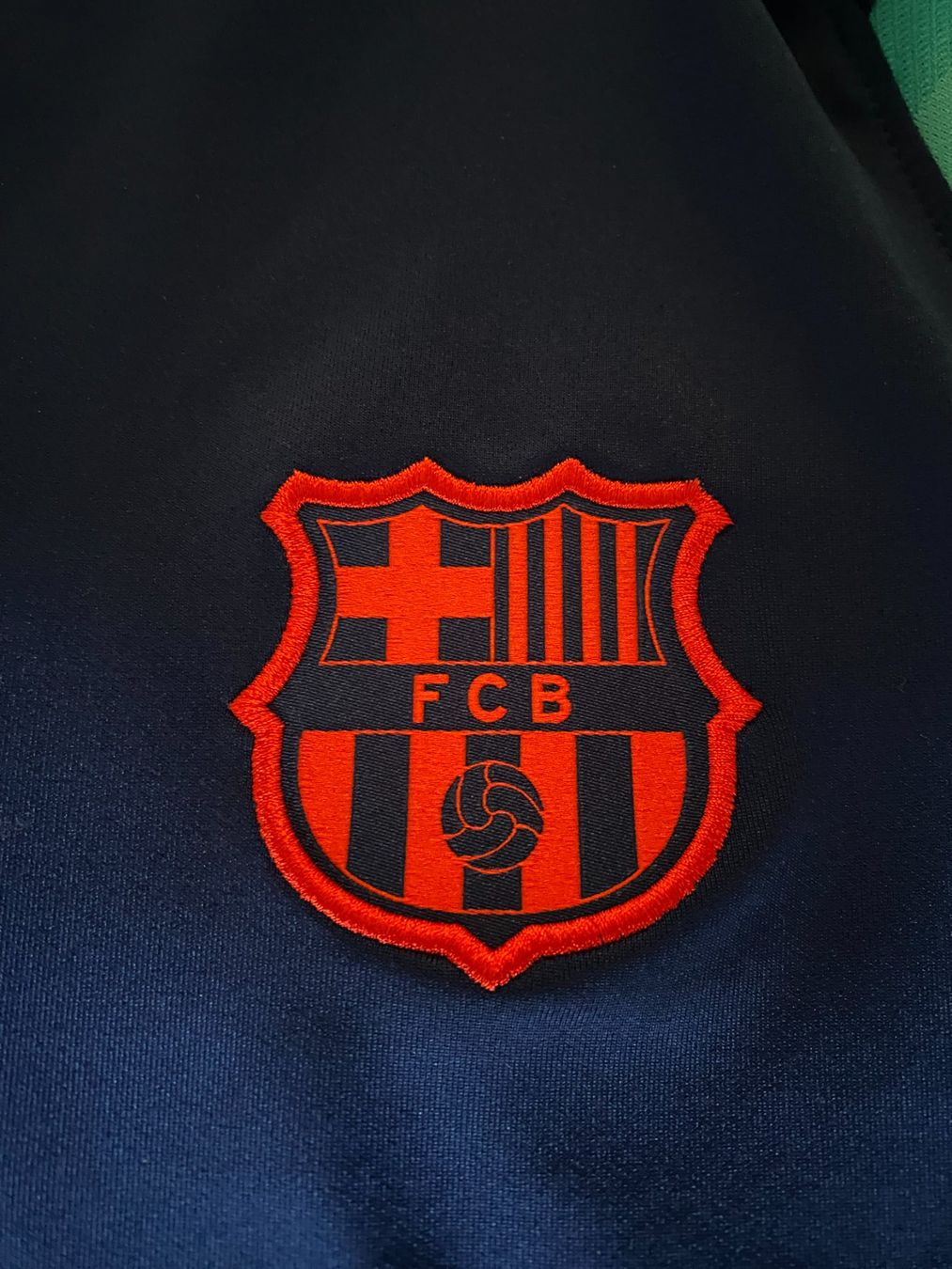 Nike Maillots de corps & Pantalons: Pull d’entraînement du FC Barcelone Taille M – D'occasion à Rossemaison par Carduelis 4
