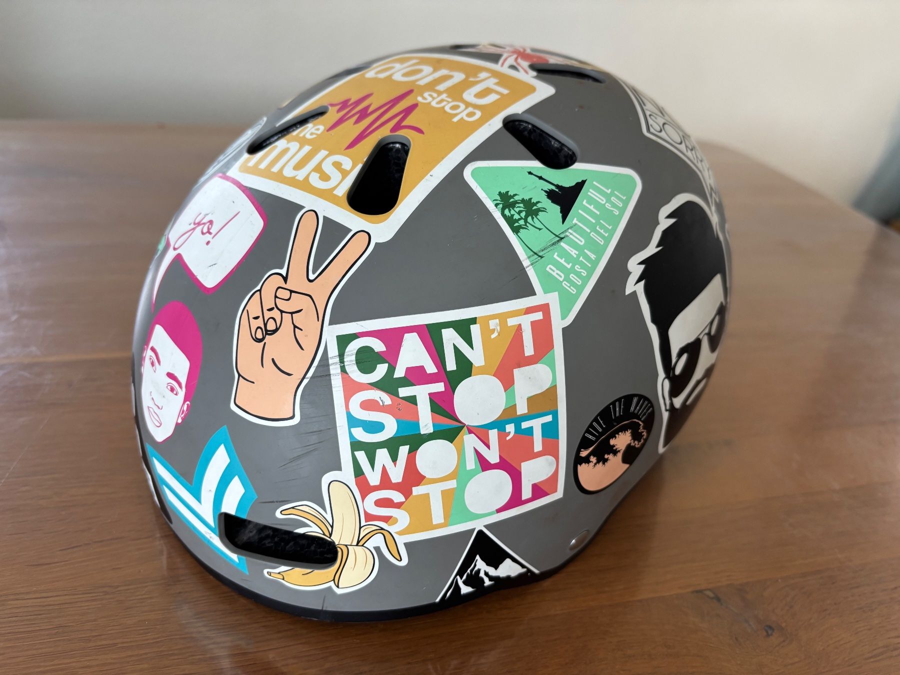 Caschi: Micro Scooter/Skateboard Sticker Helm mit LED Licht – Usato da Thalwil venduto da Swisshoneys 3