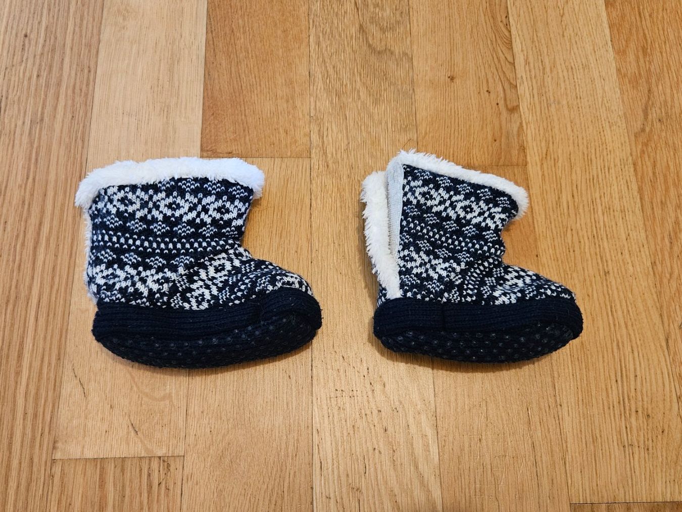 H&M Scarpe per ragazzi: Warme Babyschuhe Gr. 16/17 H&M – Usato da Adliswil venduto da 4gnes