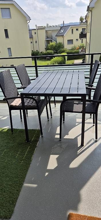 Set de table et chaises: Schwarzer Gartentisch mit 4 Stühlen – D'occasion à Nänikon par csschubi