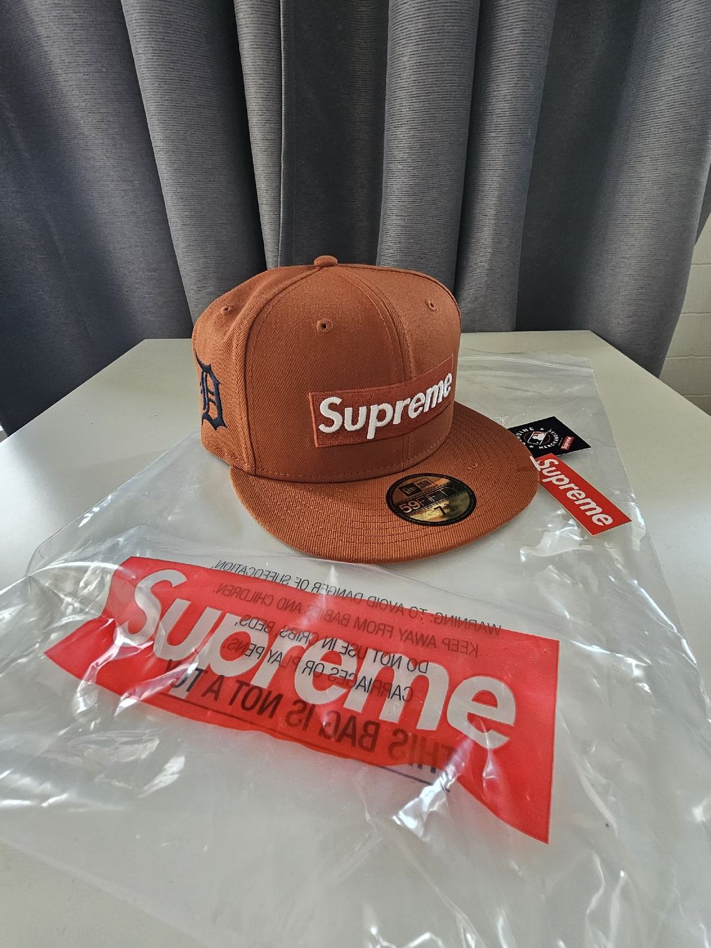 Altro in  Abbigliamento & Accessori: Supreme New Era 59fifty Cap – Nuovo e nell'imballaggio originale da Meisterschwanden venduto da Luluku