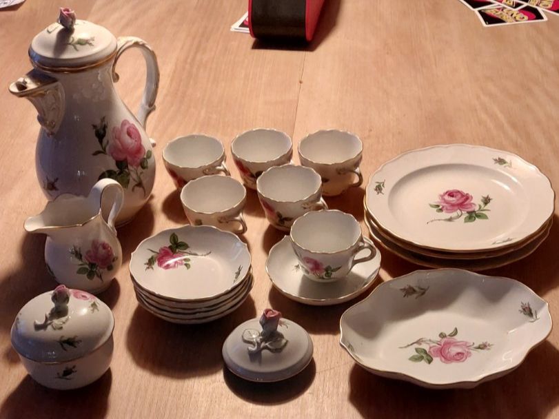 Set di piatti: Meissner Kaffeeservice mit Rosenmuster – Usato da Mettmenstetten venduto da protokoll