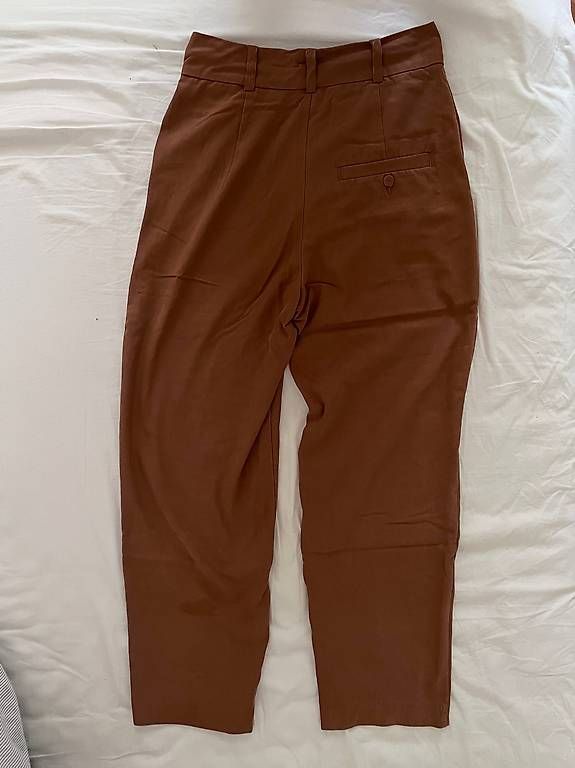 Pantaloni: Pantalon fuide brun, taille 36 – Usato da Lausanne venduto da sugarplumfairy 1