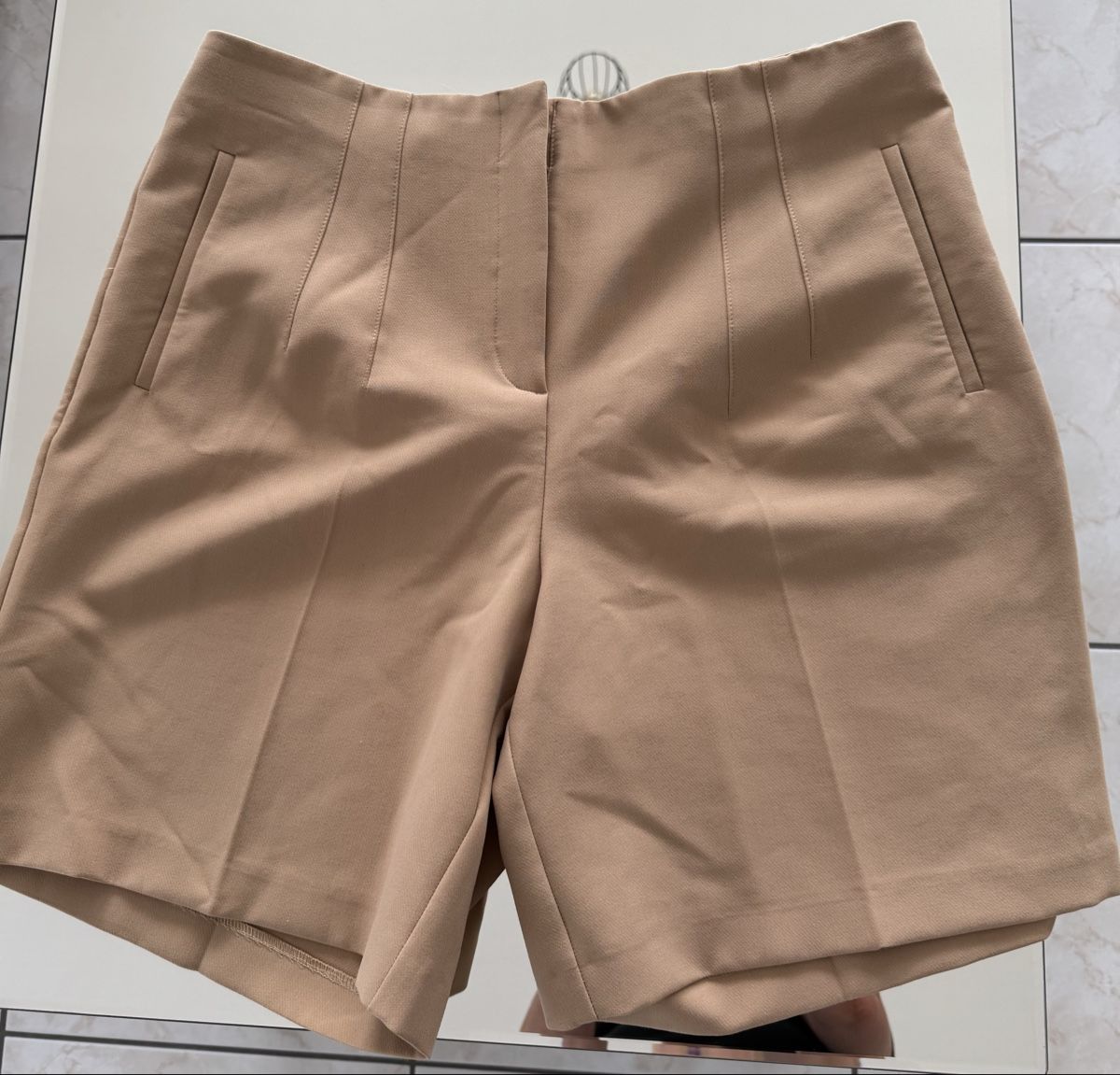C&A Pantaloni: Zwei Bermudashorts, weiß und beige – Nuovo (secondo la descrizione) da Lachen SZ venduto da artbyblondangel 3