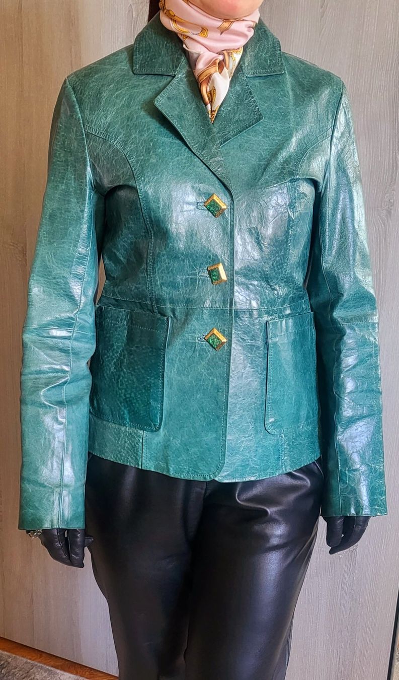 Vero Moda Jacken: Veste cuir vert émeraude, boutons bijoux, S. – Gebraucht aus Neuchâtel von wikit