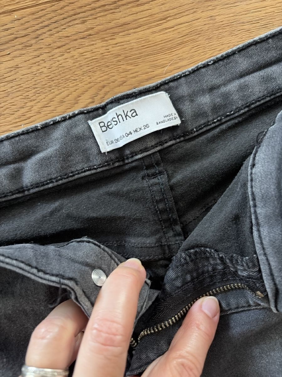 Jeans: Elastische  jeans – Gebraucht aus Unterengstringen von zha_8n7q 1