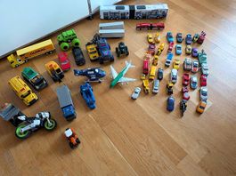  Diverse Spielzeugautos und Fahrzeuge 
