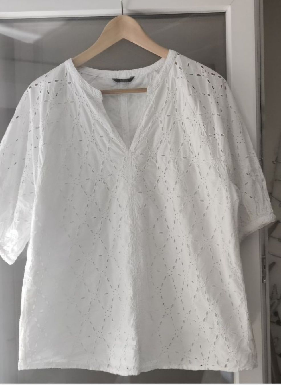 C&A Chemisiers: Edle, wunderschöne weisse Bluse Gr.42 – Neuf (Voir description) à Stäfa par Ildi