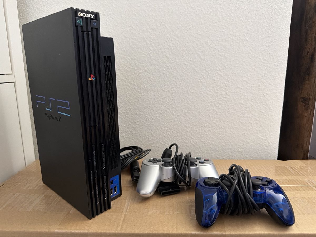 Sony Console: PS2 Fat SCPH 30004 R w/ 2 Third Party Controller – Usato da Basel venduto da Memory_Card_Zone