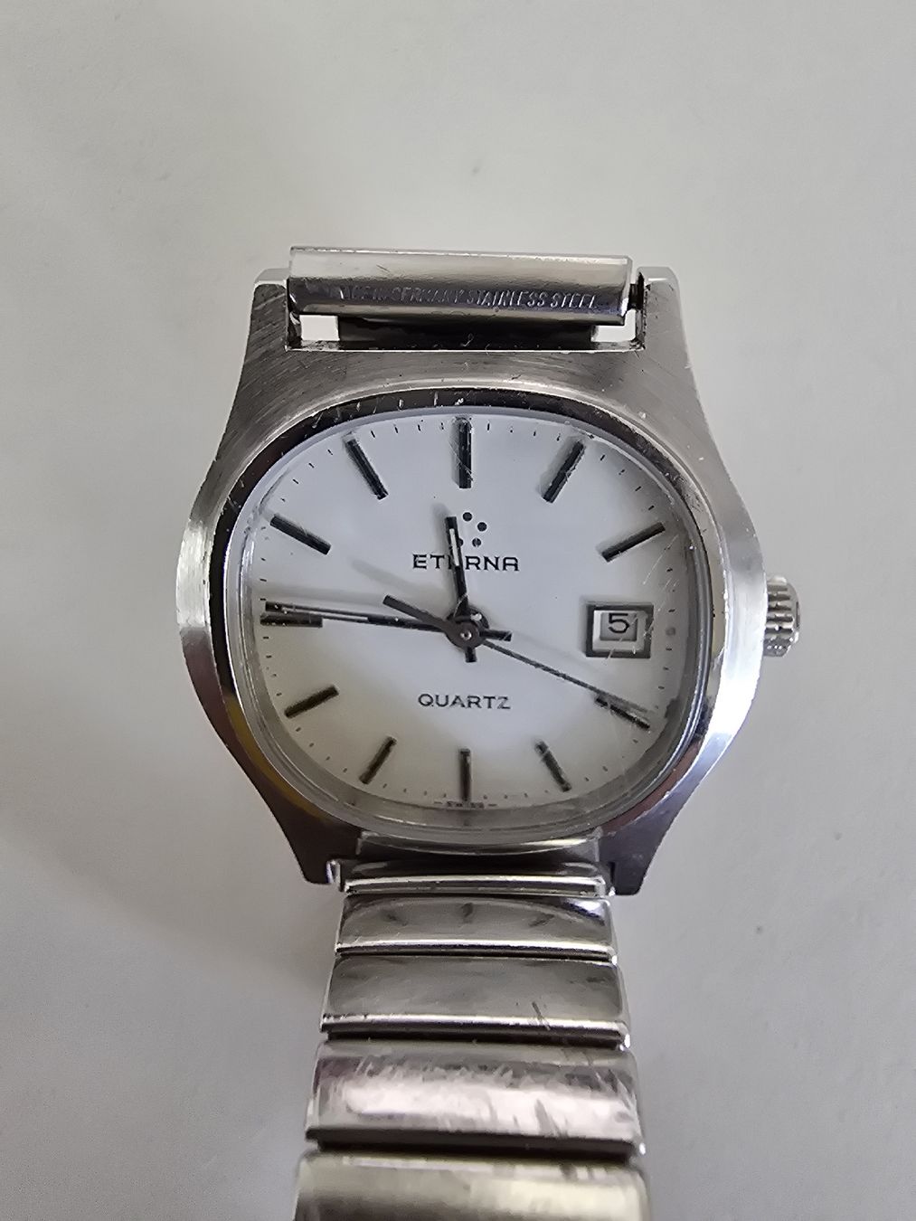 Eterna Uhren: Eterna Damenuhr Quartz, elegantes Design. – Gebraucht aus winterthur von Sammlerecke