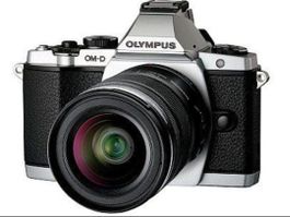 Olympus OM-D E-M5 - 2 Objektive - HLD-6 Griff - TOP Zustand