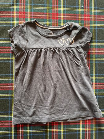 Graues T-Shirt, mit rosa Herzen, Größe 86