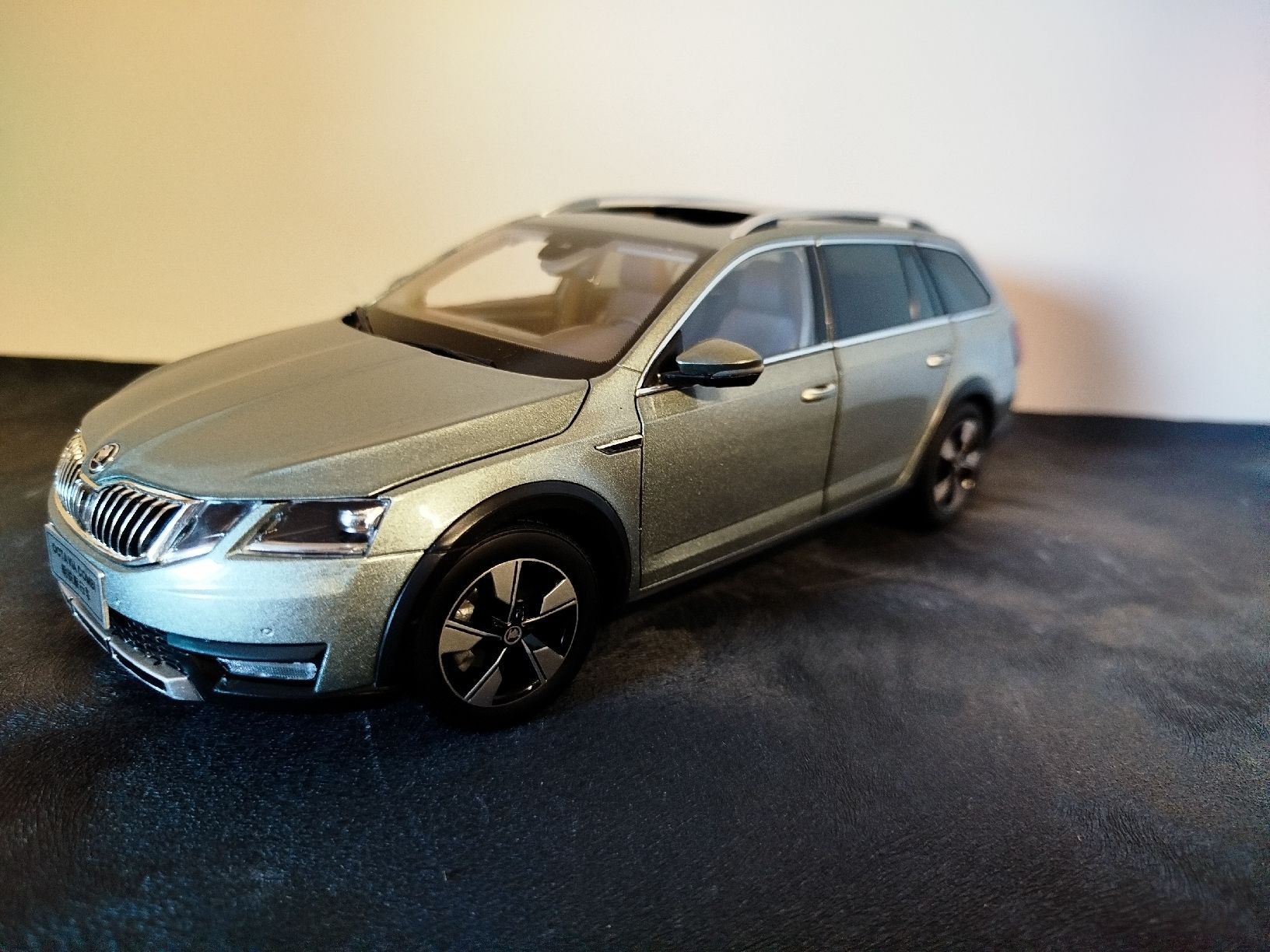 Skoda Modellini d'auto: Modèle réduit 1/180Skoda Octavia Combi  – Nuovo e nell'imballaggio originale da Neuchâtel venduto da lyd_67kk 1