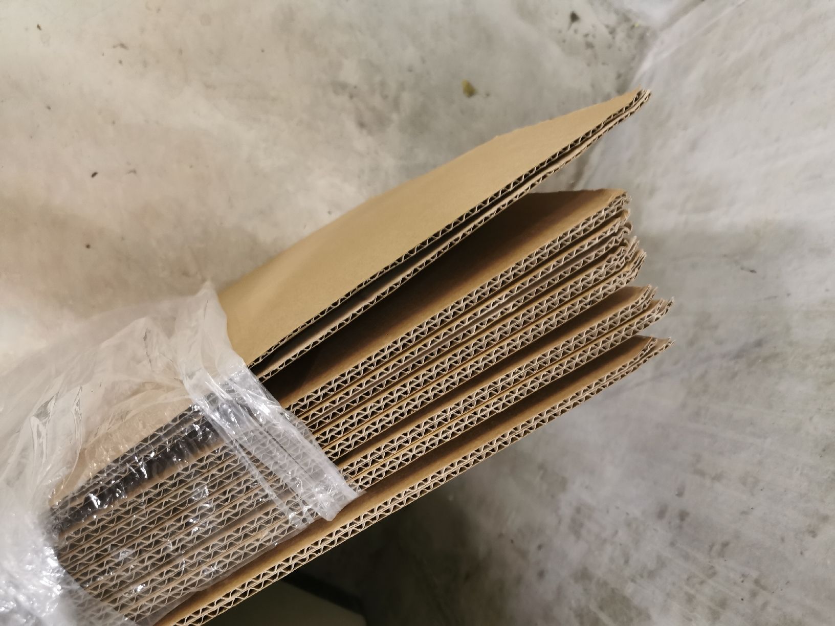 Cartoni: 8x Grosse Karton 120x42x30cm Versandkarton Umzugskarton  – Nuovo (secondo la descrizione) da Gossau ZH venduto da GDE19 1