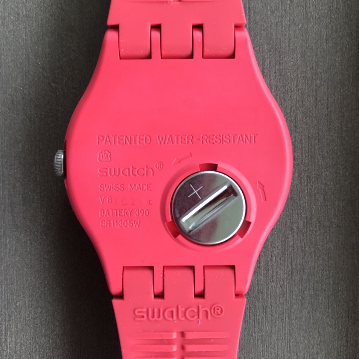 Swatch Uhren: Swatch Aktionärsuhr 2022, rot – Neu und originalverpackt aus Ebnat-Kappel von Molton 1