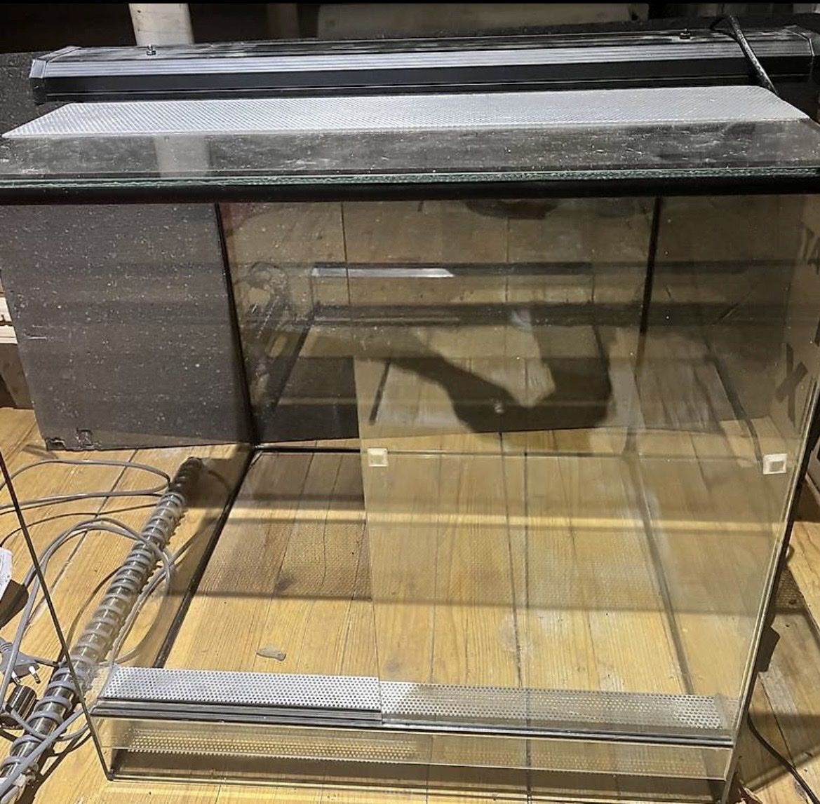 Terrario: Terrarium Glas mit Beleuchtung gebraucht – Usato da Bern venduto da E-Pic