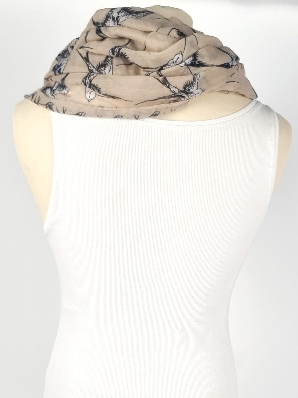 Foulards & écharpes: Schlauchschal mit Vogelsujet – D'occasion à Urtenen-Schönbühl par Restwert_Schoenbuehl 4
