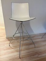 5 tabourets bar Arper Catifa 46