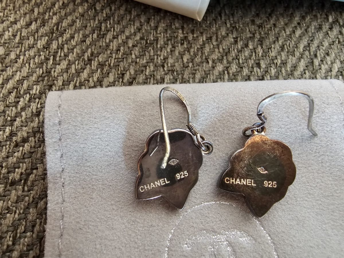 Chanel Ohrringe & -stecker: Chanel camélia en argent 925 – Neu (gemäss Beschreibung) aus Belmont-sur-Lausanne von lol_9t5w 1