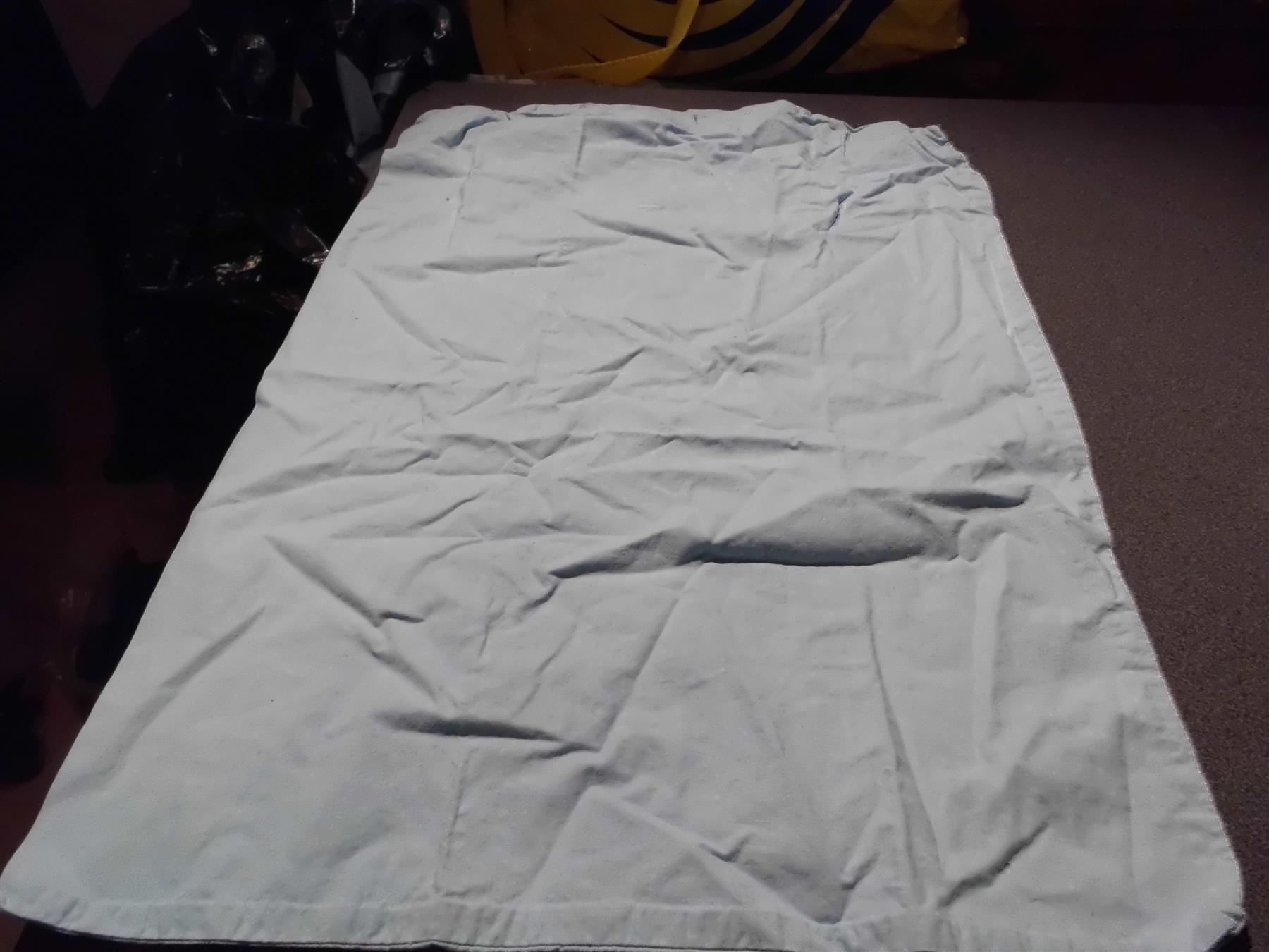 Linge de lit: Kopfkissenbezug hellblau / Knöpfe – D'occasion à Zürich par Motzkuh