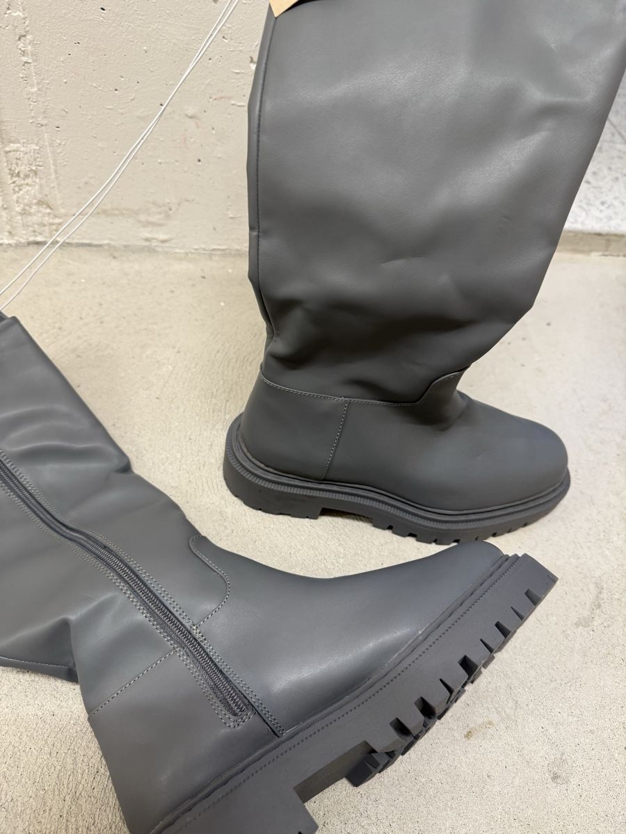 Monki Damenschuhe: Stiefel – Neu und originalverpackt aus Kriens von g_b_mk7j 1