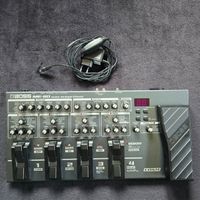 BOSS ME-80 Gitarren-Multieffektgerät mit Netzteil