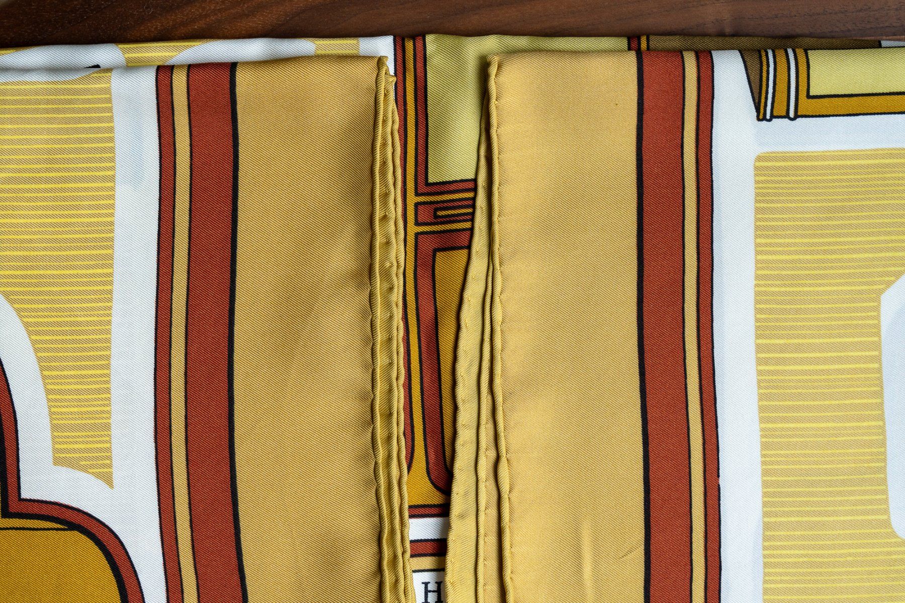 Hermès Foulard & Sciarpe: Carré Hermes "Les Coupes" Soie Jaune doré – Usato da Vevey venduto da Manicky 1