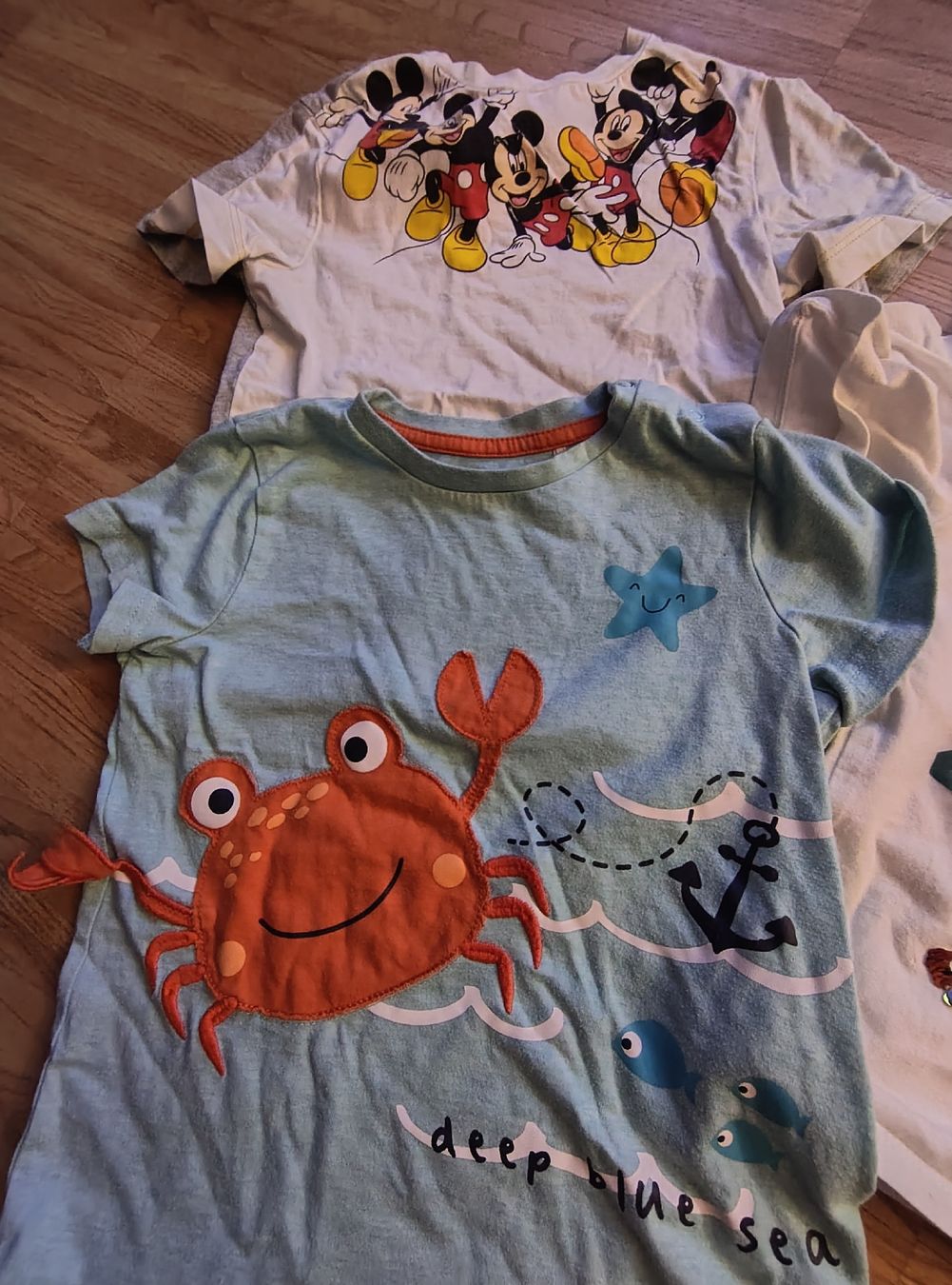 Lotti & Set di vestiti: 4 T-Shirts Gr. 104 Set H&M, Mickey, etc – Usato da Pratteln venduto da Malvea 1