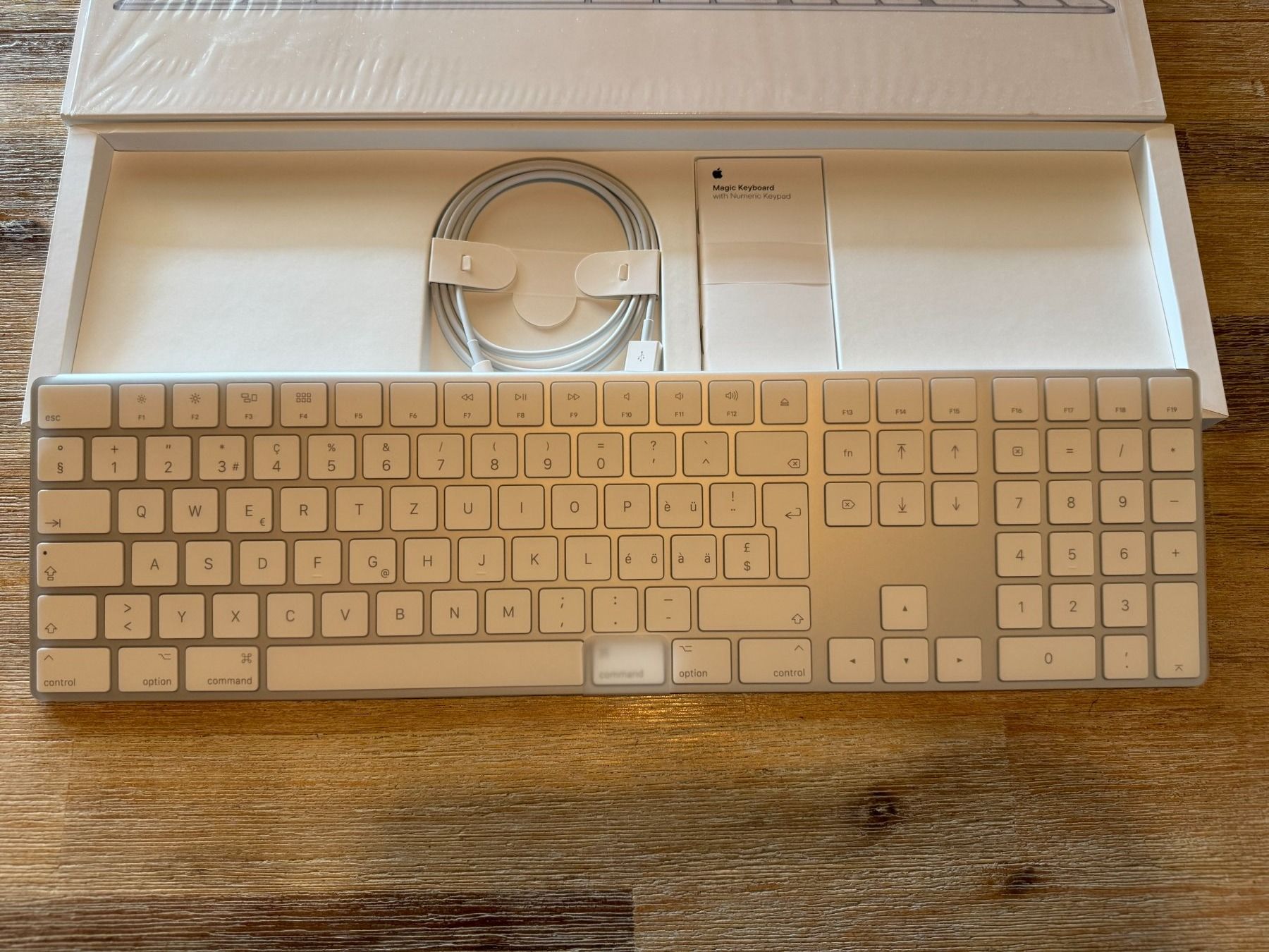 Apple Tastaturen: Apple Magic Keyboard - CH Layout mit Nummernblock - NEU – Neu und originalverpackt aus Schmitten FR von