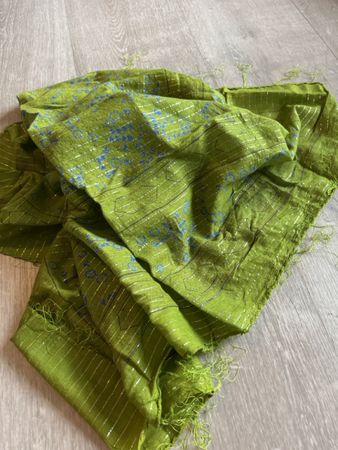 Schönes Halstuch/Schal mit feinen silbernen Fäden NEU