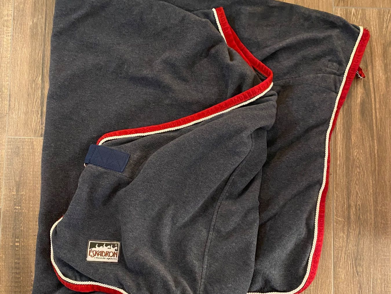 Eskadron Coperte: Eskadron Abschwitzdecke Toulene Chilli / Grey Gr. L – Usato da Pratteln venduto da a23_j2gs 1