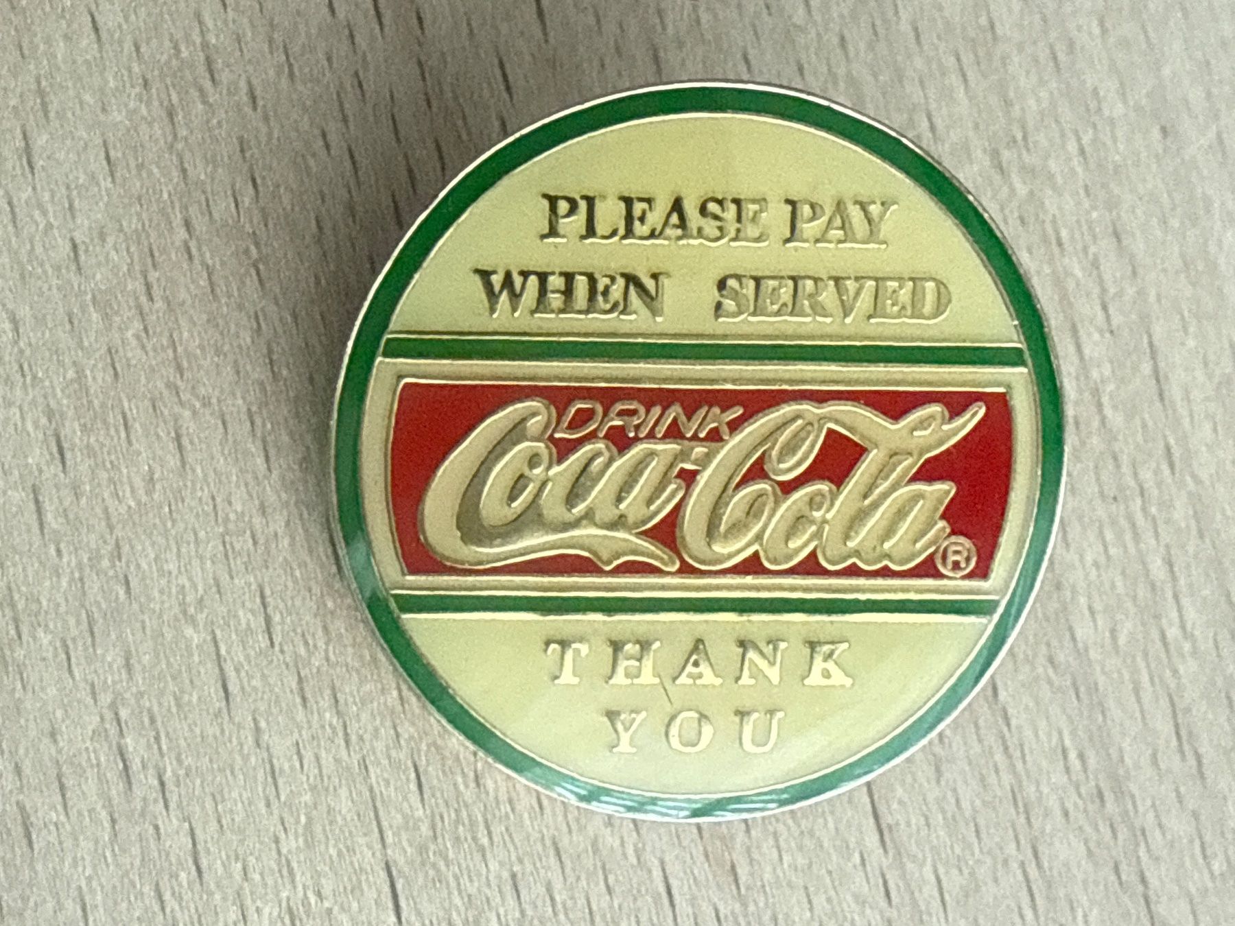 Coca-Cola Plaketten & Abzeichen: Pin Coca-Cola "Please Pay When Served" – Gebraucht aus Glattbrugg von Schweigmatt