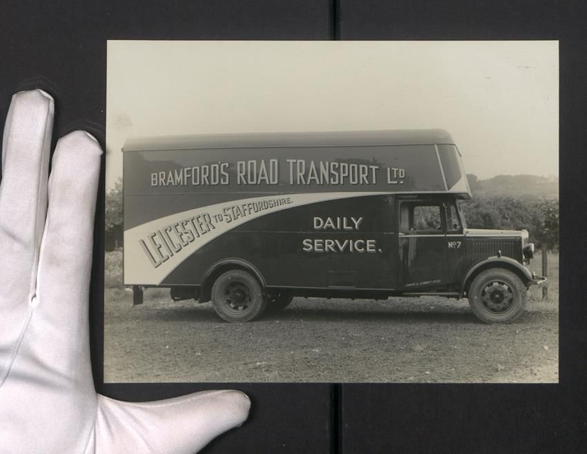 Fotografie & Manifesti: Fotografie Lastwagen Morris mit Hamshaw  – Usato da Berlin venduto da bartko-reher