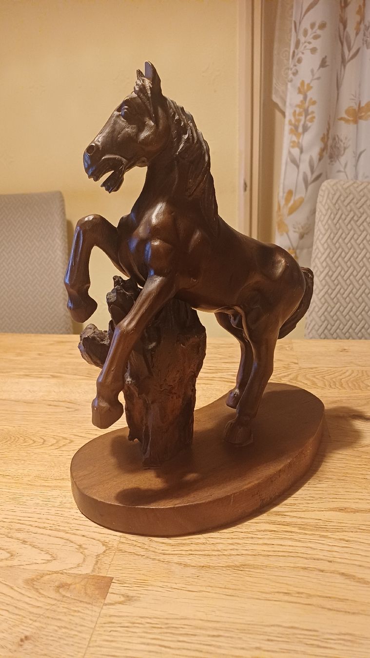 Figuren: Vintage geschnitztes  Holzpferd – Gebraucht aus Flawil von Pinkmalibu 2