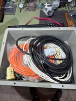 Verschiedene Stromkabel und Verlängerungen im Set