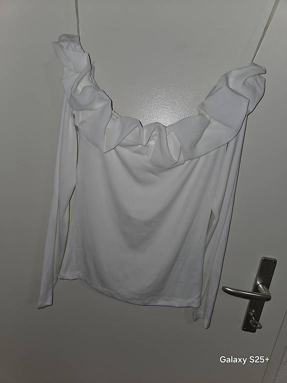 Top: 2 Offshoulder Tops  – Usato da St. Gallen venduto da ruz_t5lk 1