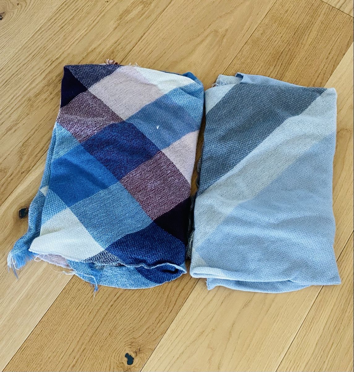 Foulard & Sciarpe: 2 SCHALS KAROMUSTER BLAU unbenutzt – Nuovo (secondo la descrizione) da Hinwil venduto da Cookie_B