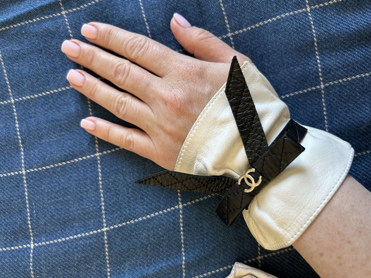 Chanel Guanti & manicotti: Original Chanel White Leather Gloves with Black Bows  – Usato da Biel/Bienne venduto da zit_v5yc 5