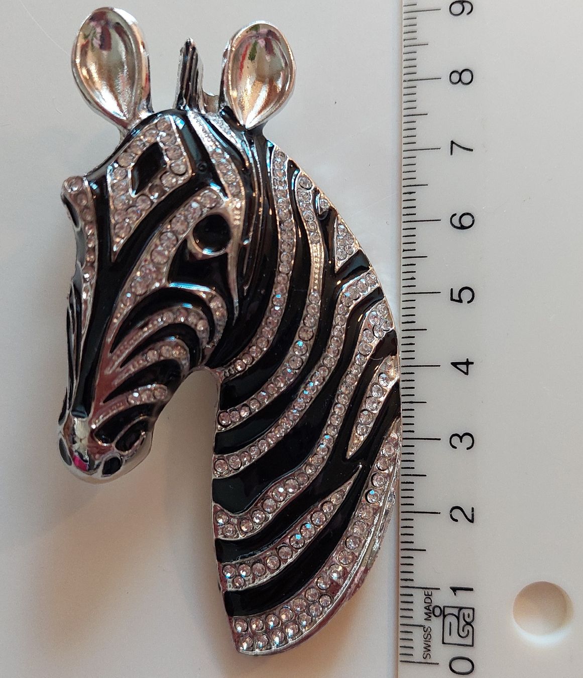 Spille & Fermagli: Tolle Zebra Brosche, silberfarbig und schwarz mit Strass – Nuovo (secondo la descrizione) da Oberwil BL venduto da Hunajakakku 8