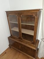 Vitrinenschrank Nussbaum furniert mit Glastüren
