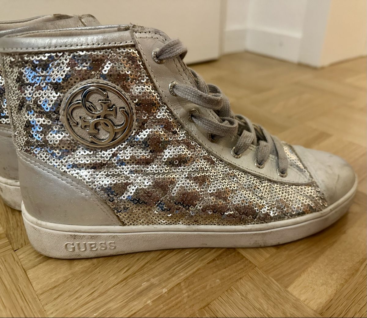 Scarpe da donna: Guess Sneaker, Gr. 38, Silber Pailletten – Usato da Dornach venduto da mir_7zsr