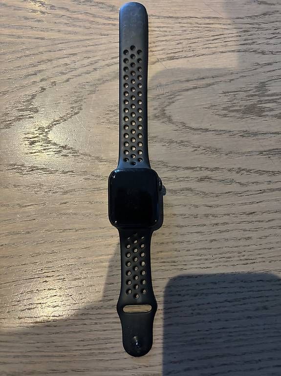 Smartwatch: Apple Watch SE (2e génération, GPS) – Usato da Lausanne venduto da vin_nnz2 1