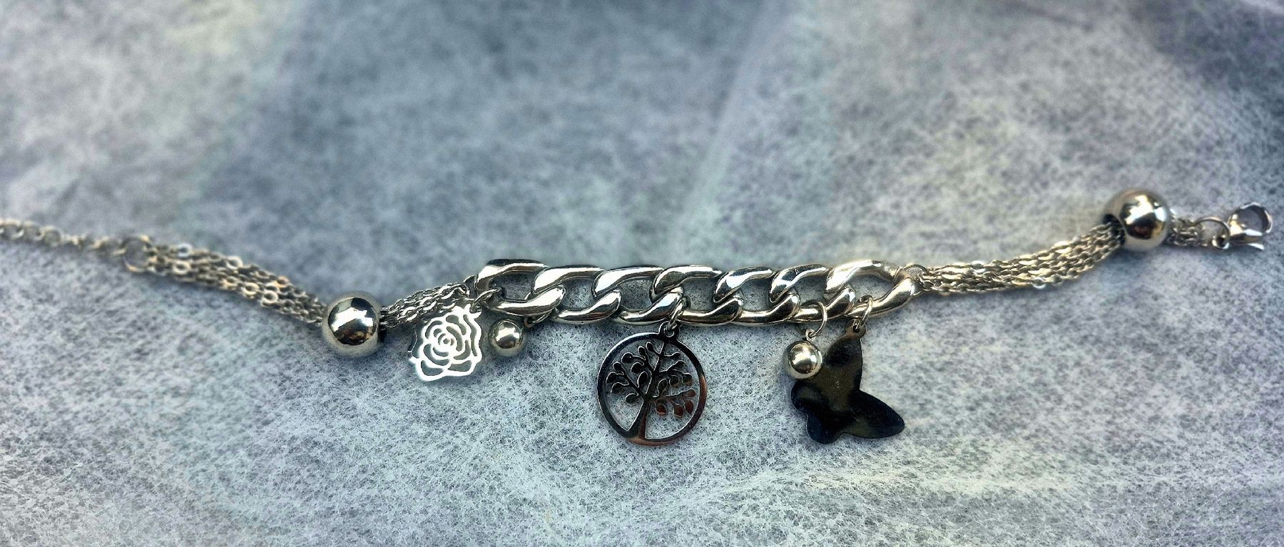 Armbänder & -reifen: Bracciale con ciondoli albero e farfalla  – Gebraucht aus Giubiasco von Stefaniav 1