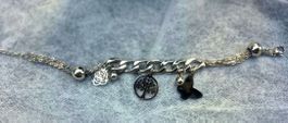 Bracciale con ciondoli albero e farfalla