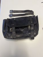 Sacoche bandoulière noire en cuir synthétique état usagé