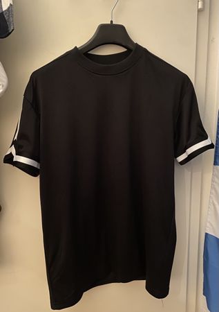 Schwarzes T-Shirt mit weissen Streifen, Grösse S , Top