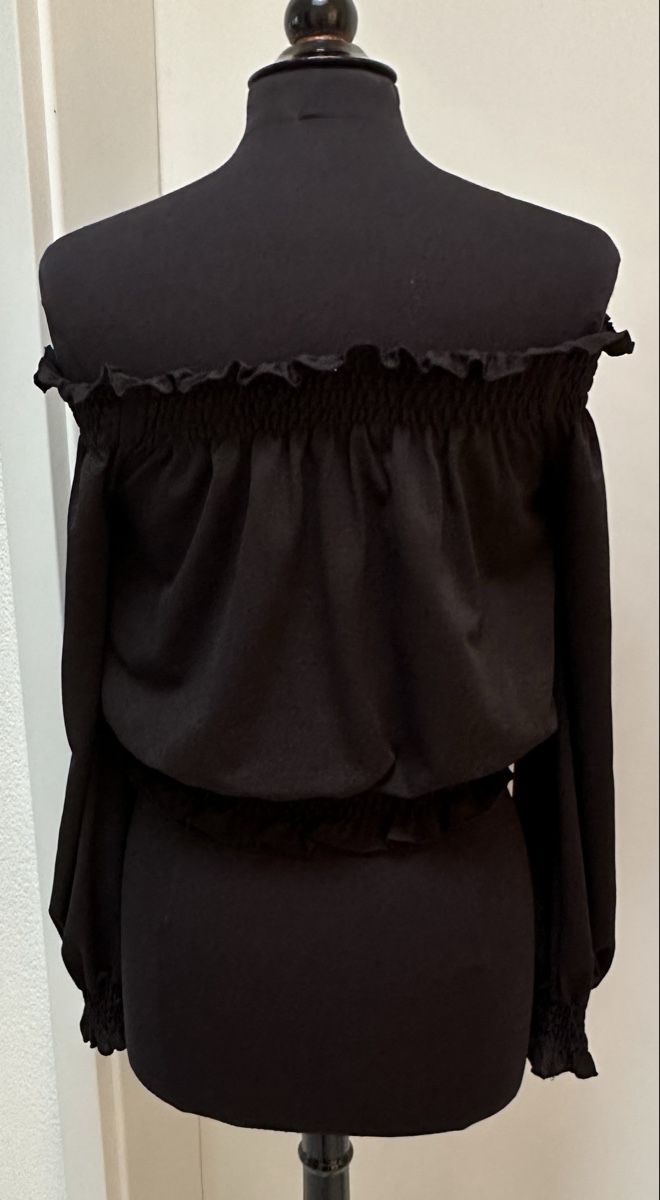 Blusen: Schwarze Carmenbluse Gr. M, Offshoulder, dehnbar – Neu (gemäss Beschreibung) aus Münsingen von Innchen 2