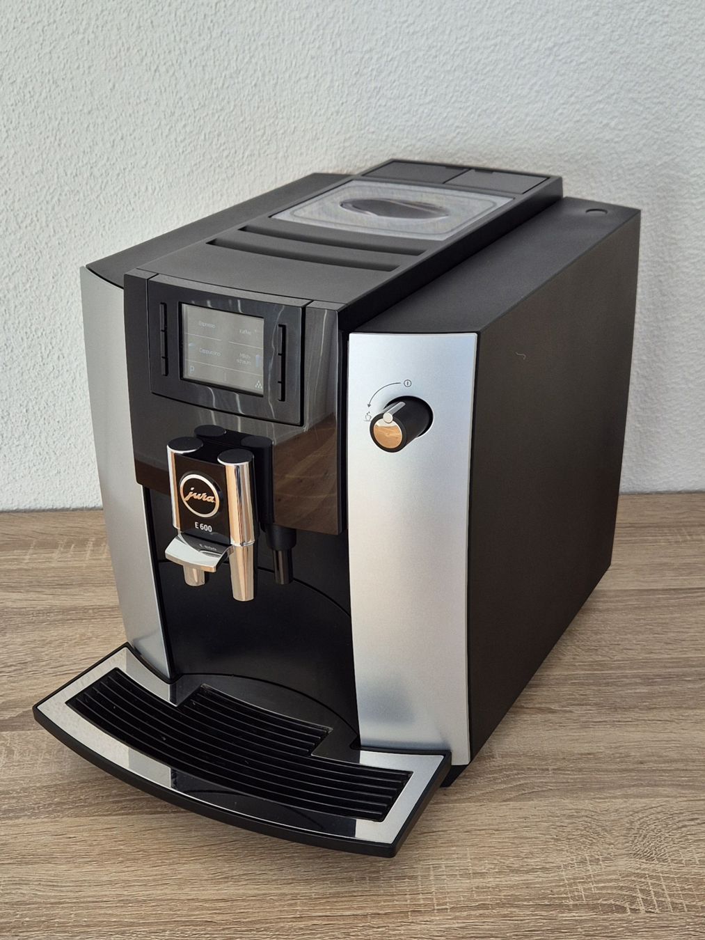 Jura Machines à café & Machines à expresso: Jura Kaffeevollautomat E600 – D'occasion à Sursee par Marcelo.22 2