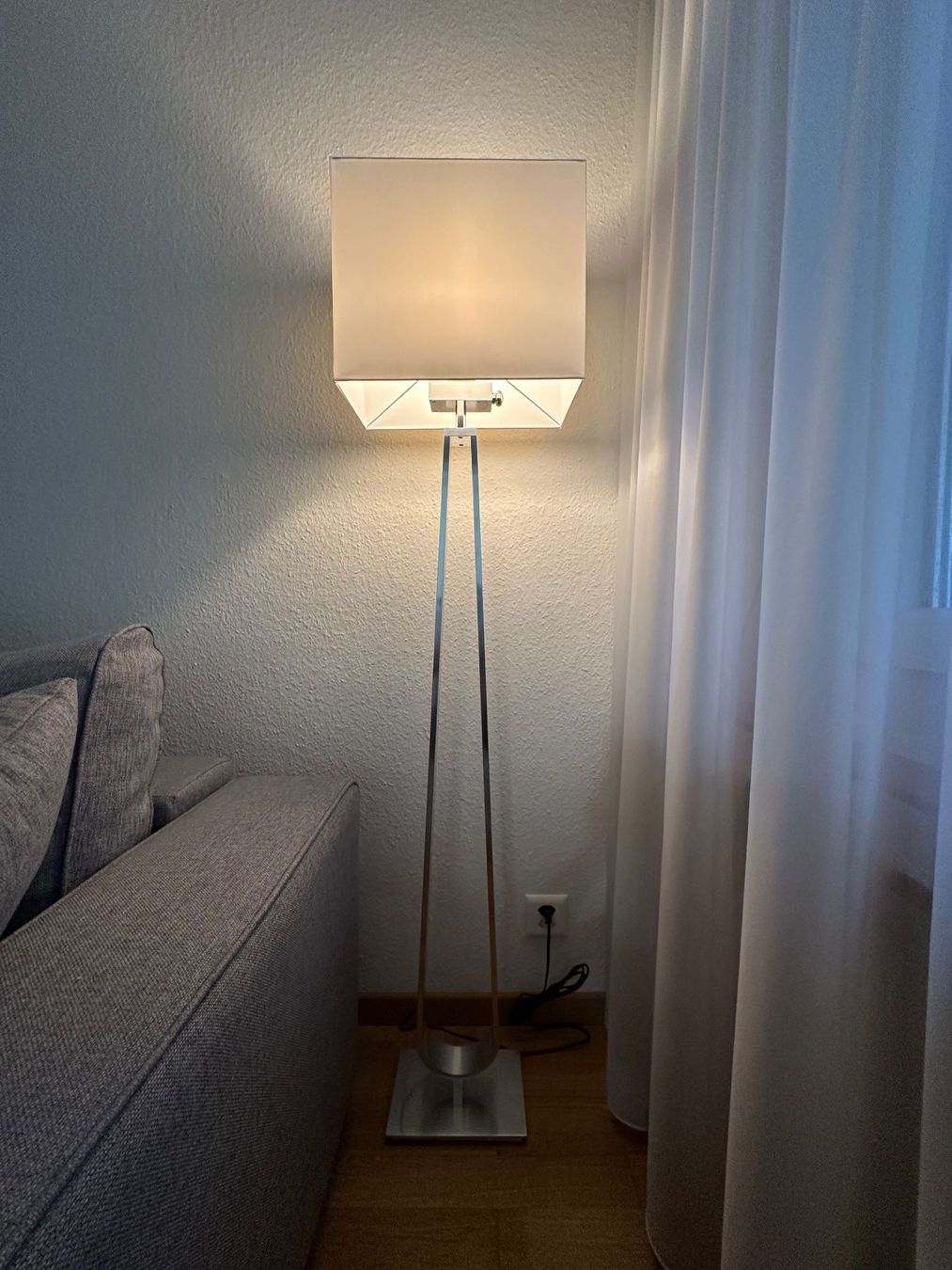 Ikea Lampade: Stehlampe dimmbar mit weissem Lampenschirm – Usato da Zürich venduto da Chrugeli73 1