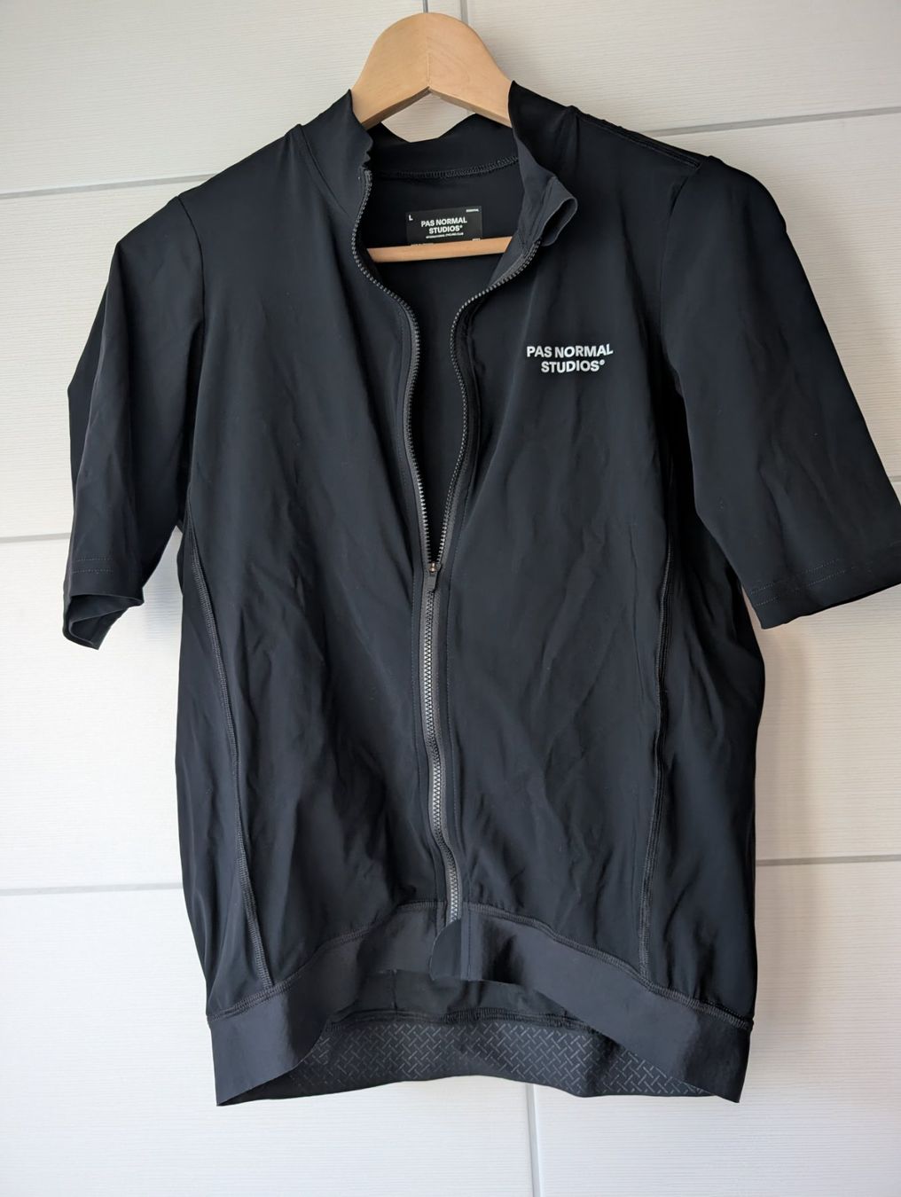 Pas Normal Studios Canottiere & Pantaloni: PAS NORMAL STUDIOS Essential Jersey L – Nuovo (secondo la descrizione) da Zürich venduto da Urs_Fischer 1
